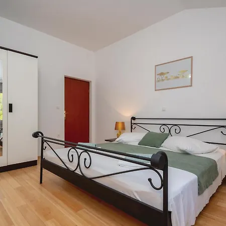 3 Bedroom Stunning In Appartement Prižba