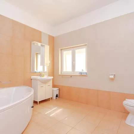 3 Bedroom Stunning In Appartement